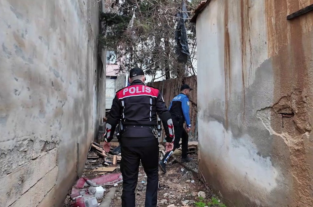 Adıyaman genelinde metruk binaların yıkım s&uuml;reci s&uuml;r&uuml;yor
