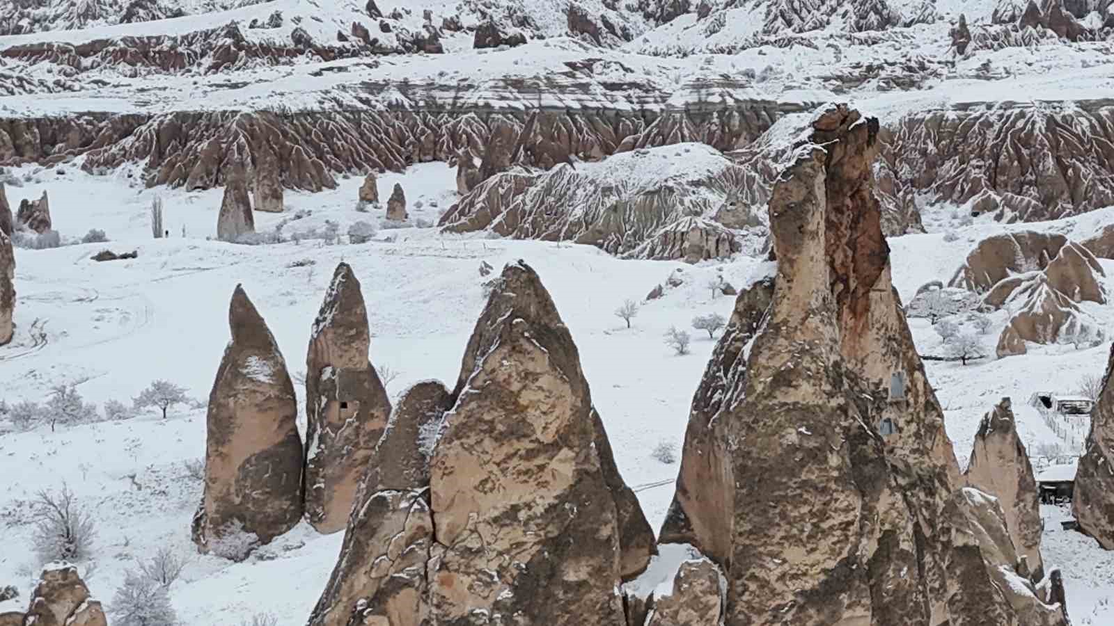 Kapadokya kar altında kartpostallık g&ouml;r&uuml;nt&uuml;ler oluştu
