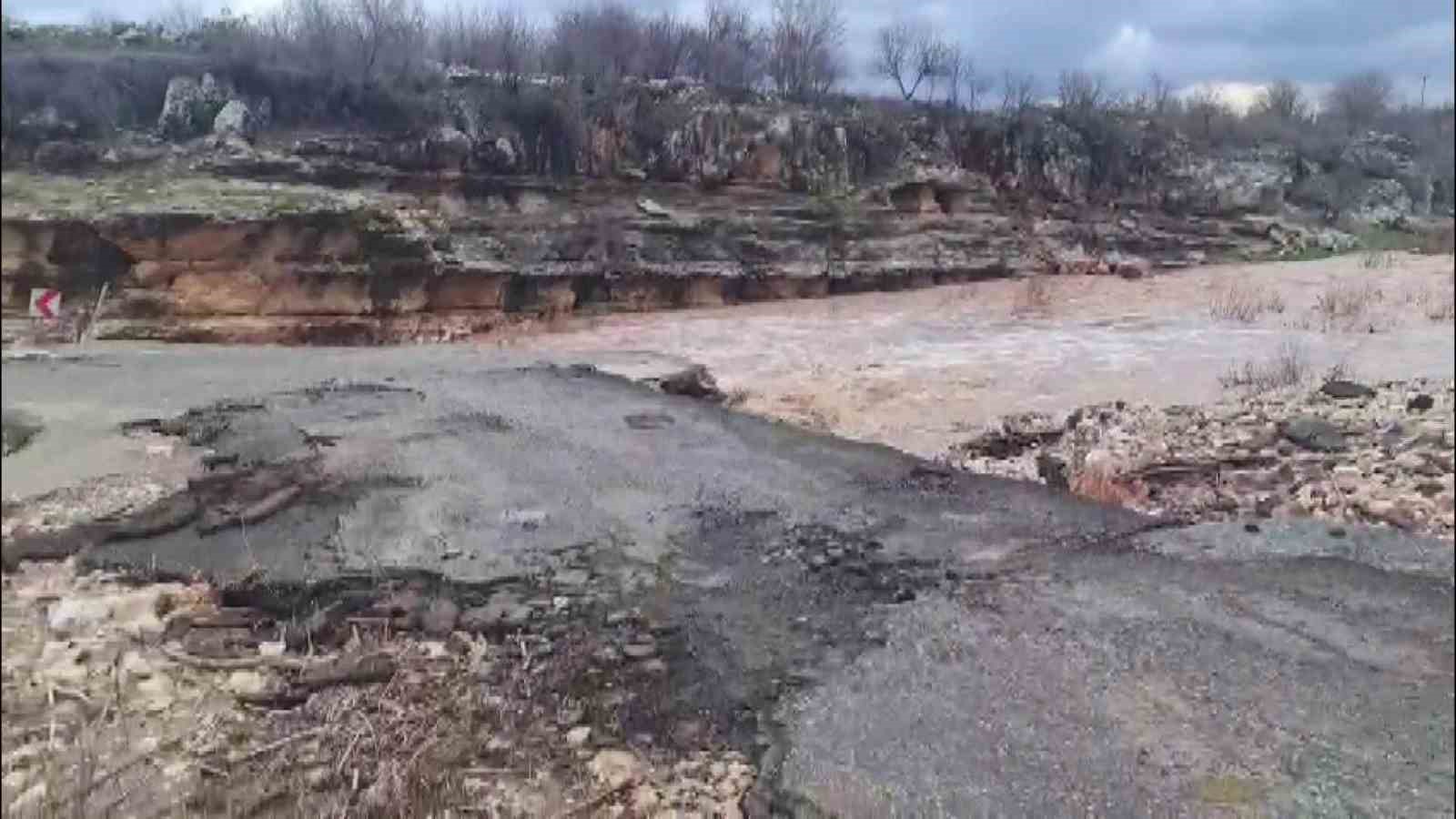 Sağanak sonrası dereler coştu, köprüler hasar aldı