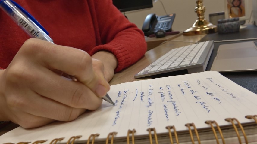 28 Şubatta baş&ouml;rt&uuml;s&uuml; yasağı nedeni ile Kıbrıs&rsquo;a gidip &uuml;niversite okudu, bug&uuml;n &uuml;niversitede ders veriyor