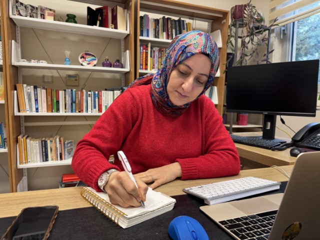 28 Şubatta baş&ouml;rt&uuml;s&uuml; yasağı nedeni ile Kıbrıs&rsquo;a gidip &uuml;niversite okudu, bug&uuml;n &uuml;niversitede ders veriyor