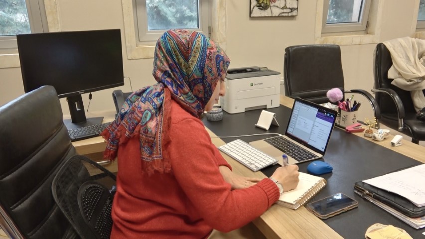 28 Şubatta baş&ouml;rt&uuml;s&uuml; yasağı nedeni ile Kıbrıs&rsquo;a gidip &uuml;niversite okudu, bug&uuml;n &uuml;niversitede ders veriyor