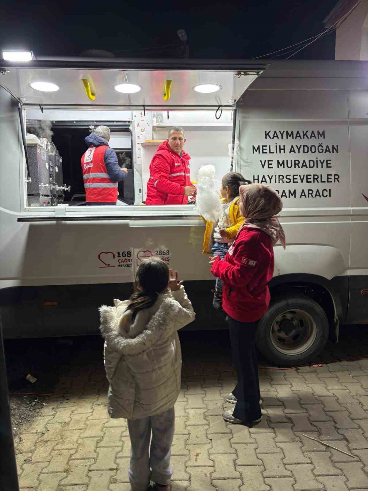 Kızılay Muradiye Şubesi&rsquo;nden teravih sonrası ikram
