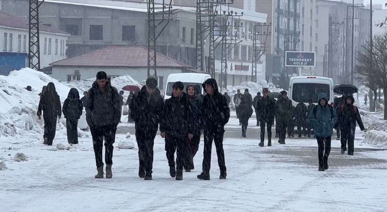 Yüksekova’da kar yağışı ilçeyi beyaza bürüdü