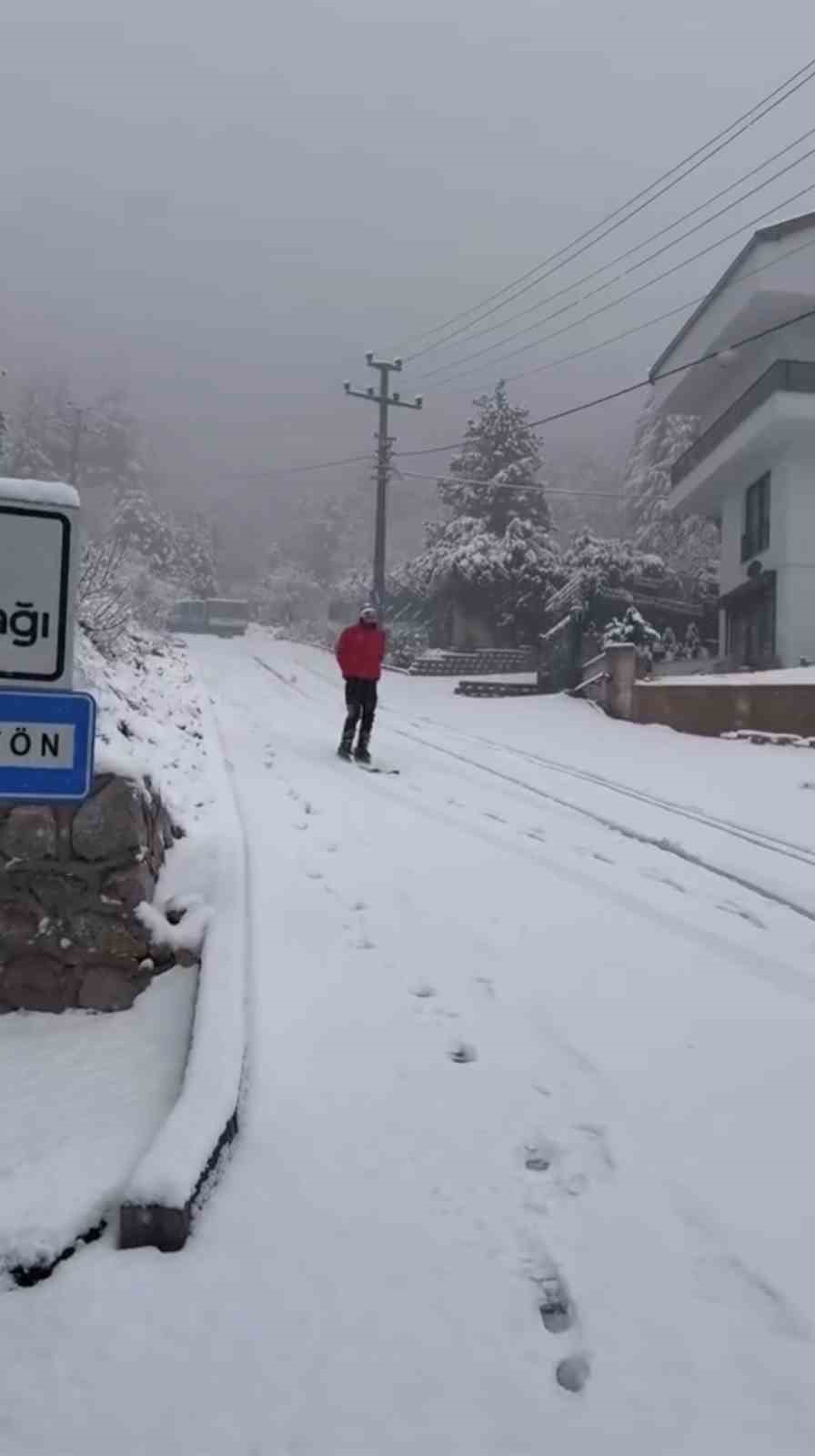Bursa’da yağan karı fırsat bilen vatandaş şehir merkezinde kayak yaptı