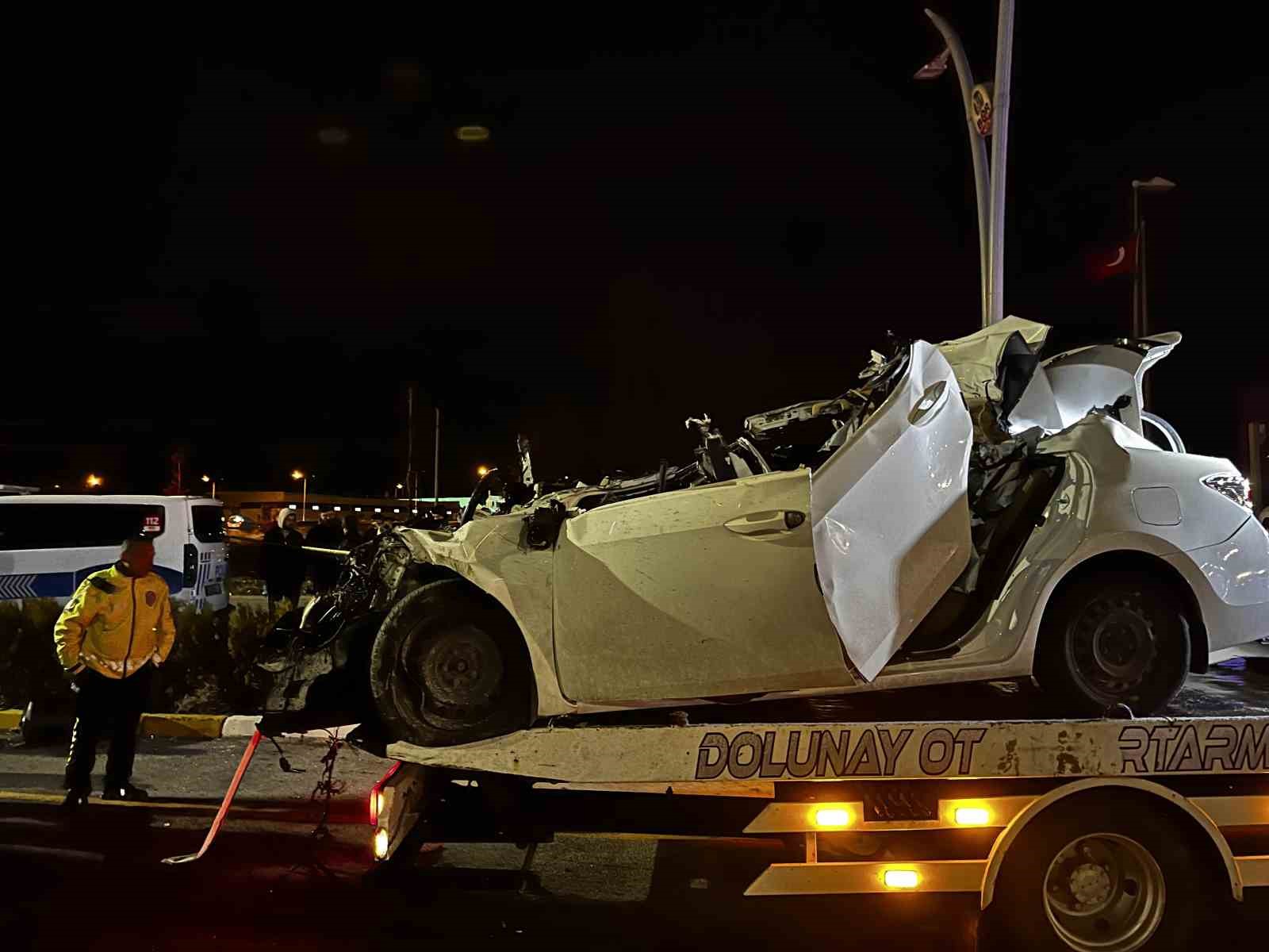 Niğde&rsquo;de feci kaza: Tıra &ccedil;arpan otomobilin s&uuml;r&uuml;c&uuml;s&uuml; hayatını kaybetti
