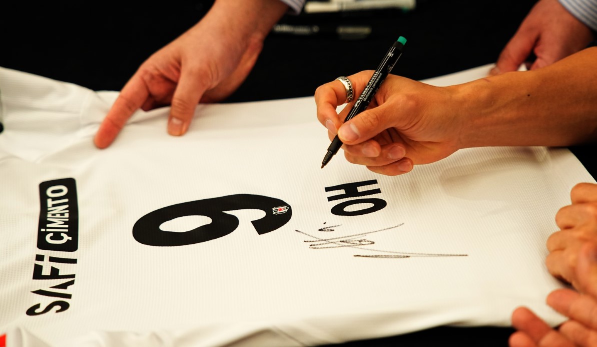 Hyeon-gyu Oh imza g&uuml;n&uuml;nde taraftarlarla buluştu