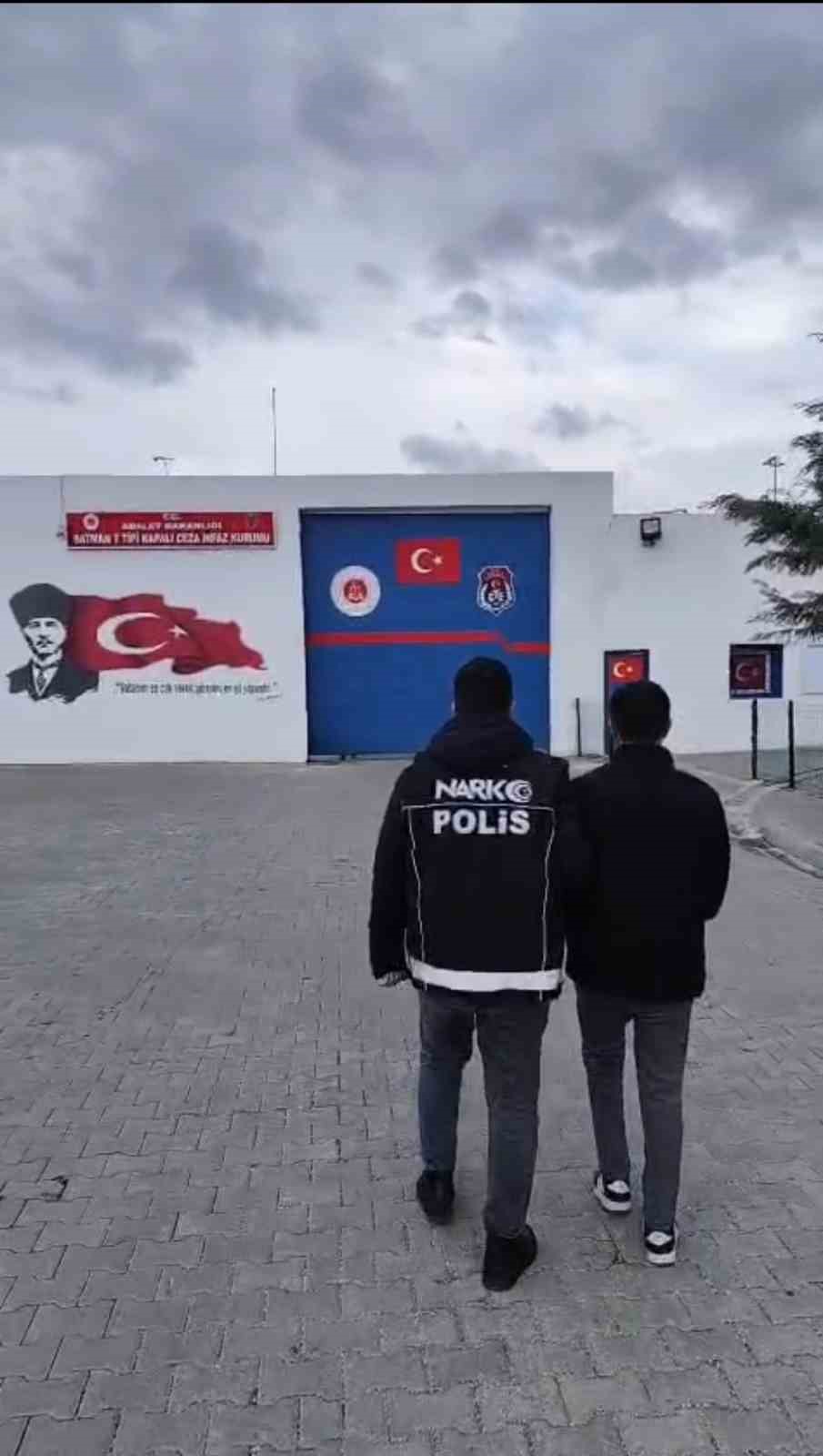 Siirt&rsquo;te durdurulan ara&ccedil;ta 13 kilo kubar esrar ele ge&ccedil;irildi: 1 tutuklama
