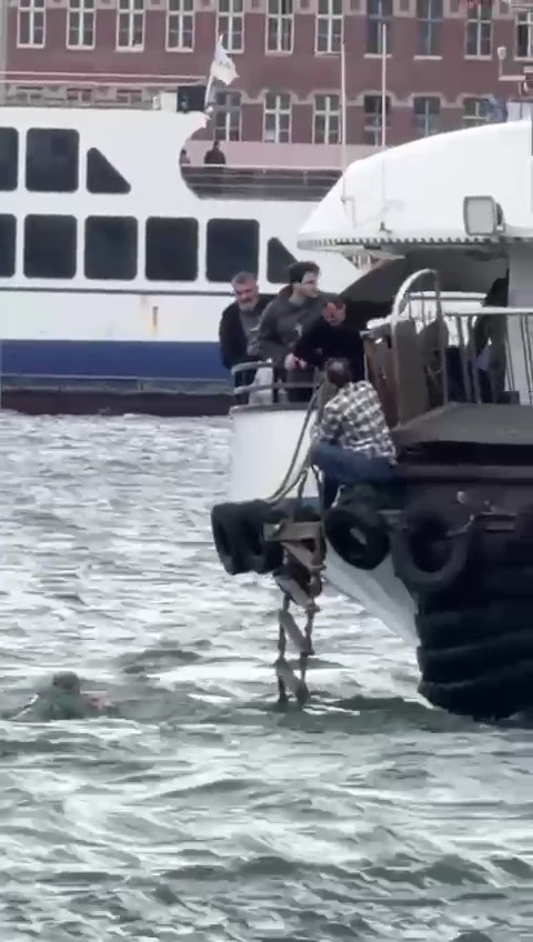 Karak&ouml;y&rsquo;de yolcu vapuru balık&ccedil;ı teknesine &ccedil;arptı: Denize d&uuml;şen kişi kurtarıldı
