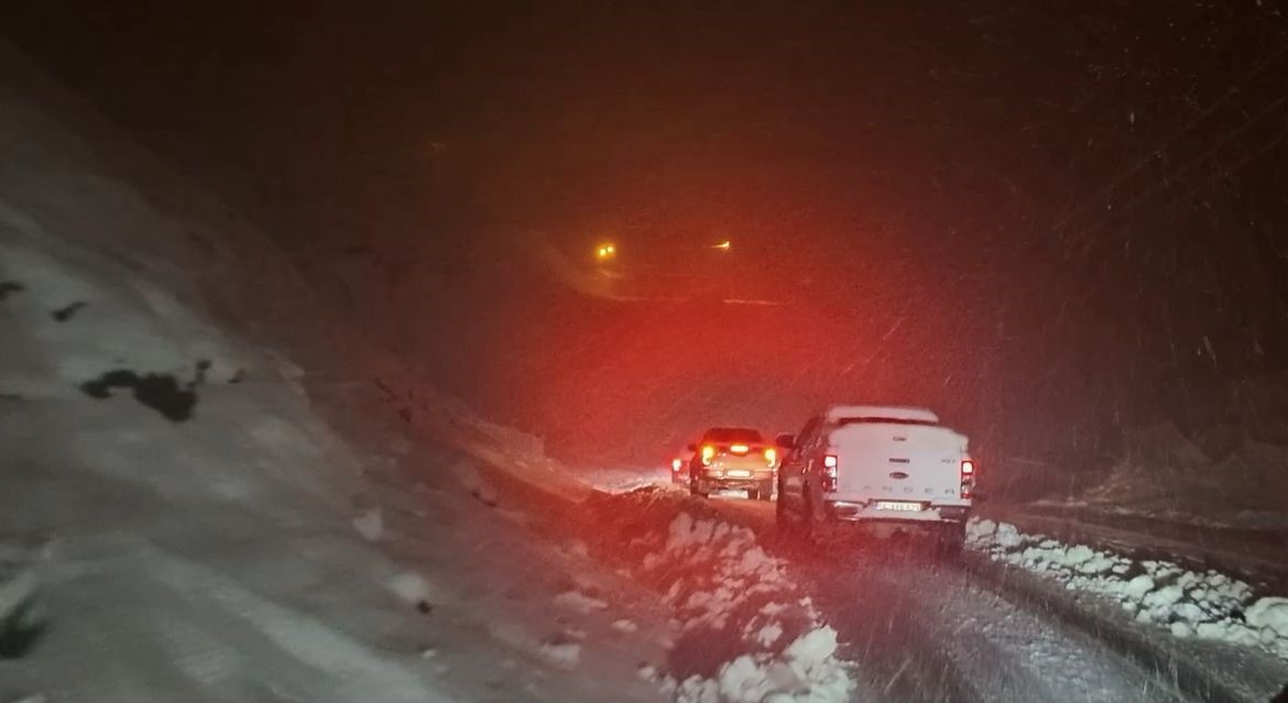 Pervari ve Şirvan’da kar yağışı köy yollarını kapattı, mahsur kalan araçlar kurtarıldı