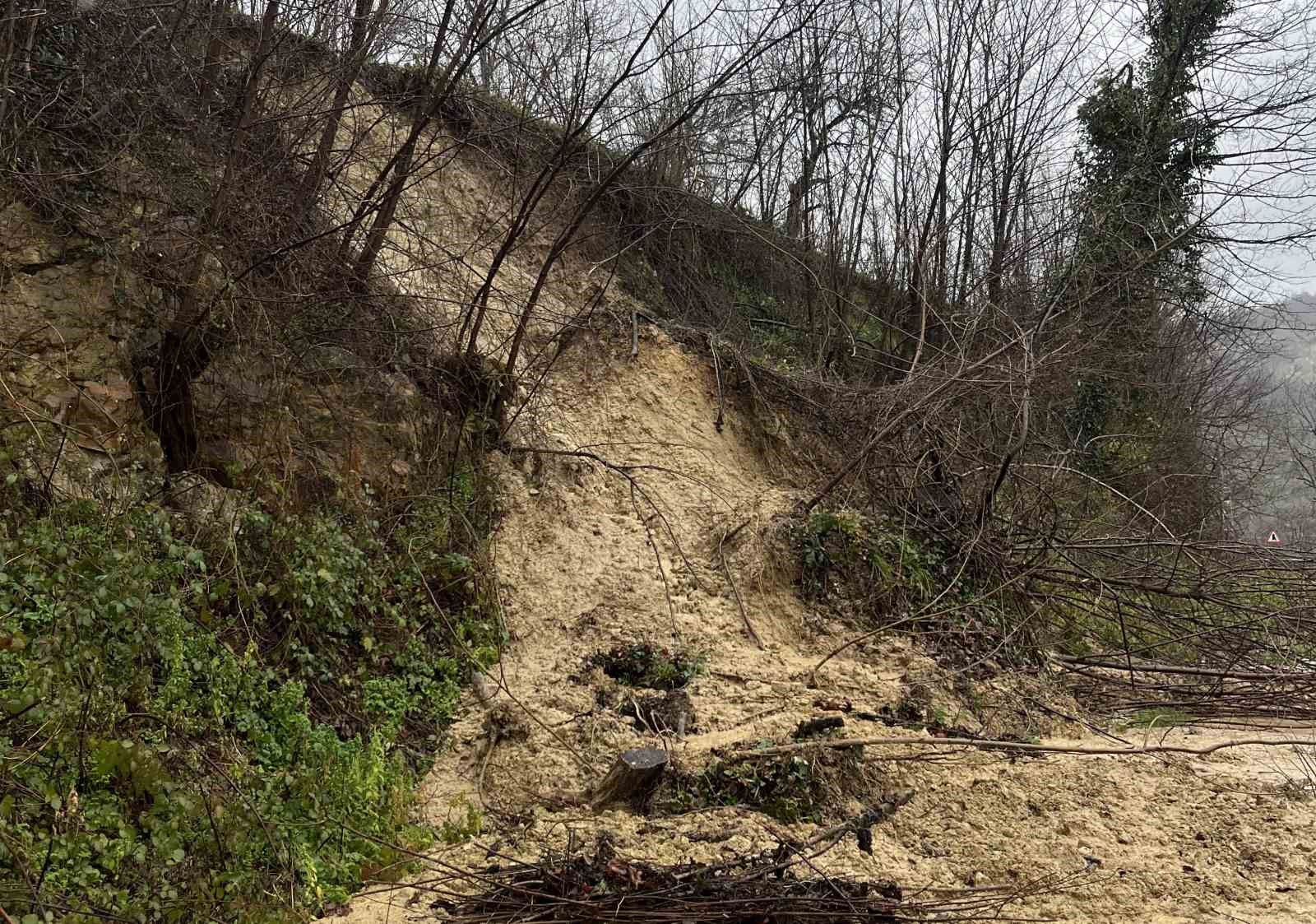 Ordu&rsquo;da &Uuml;nye-Kumru bağlantı yolunda heyelan
