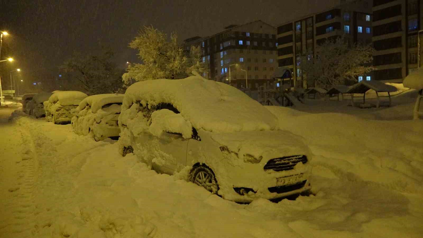 Bitlis’te kent merkezi beyaza büründü
