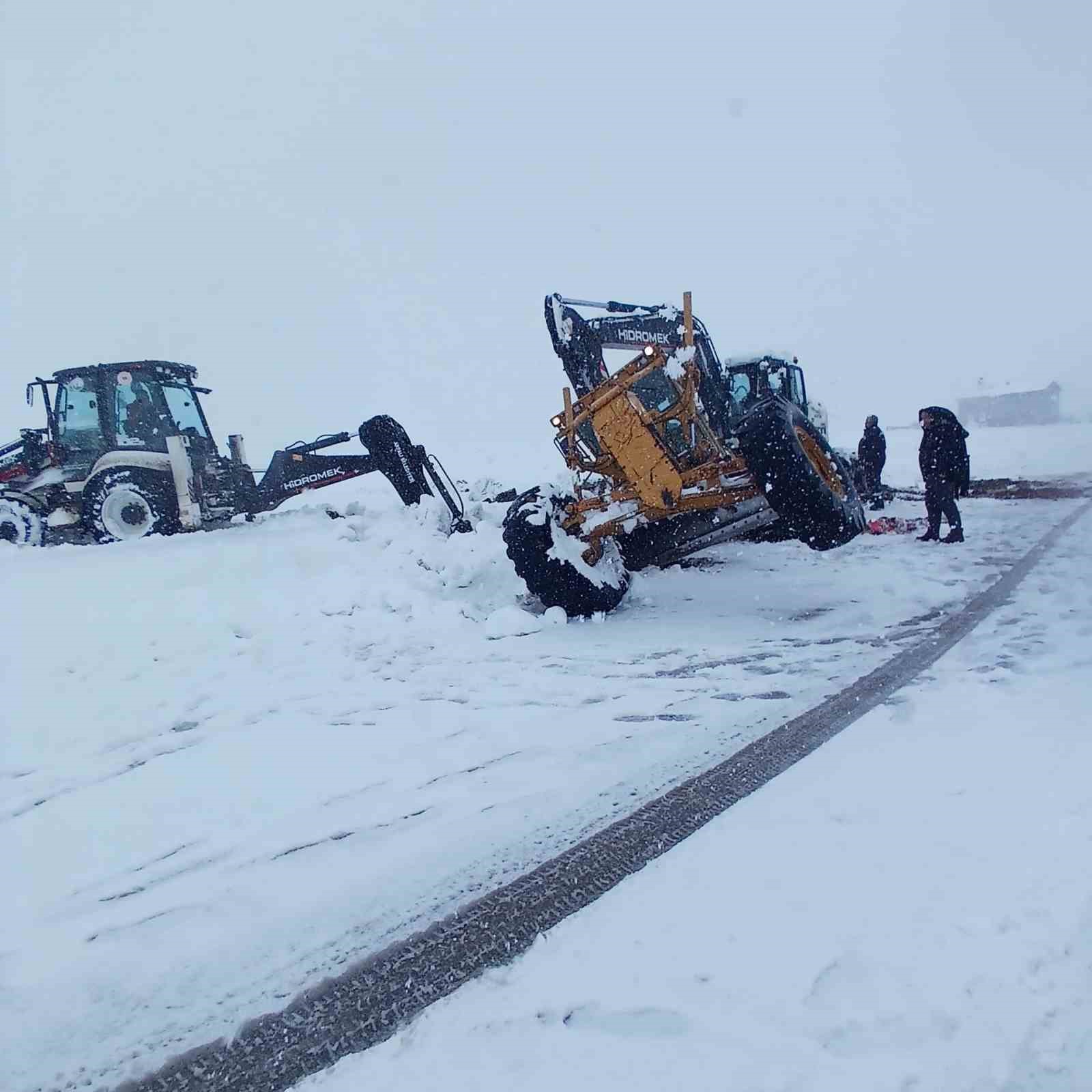 Bayburt’ta fırtına ve kar nedeniyle yolda kalan araçlar ekiplerce kurtarıldı