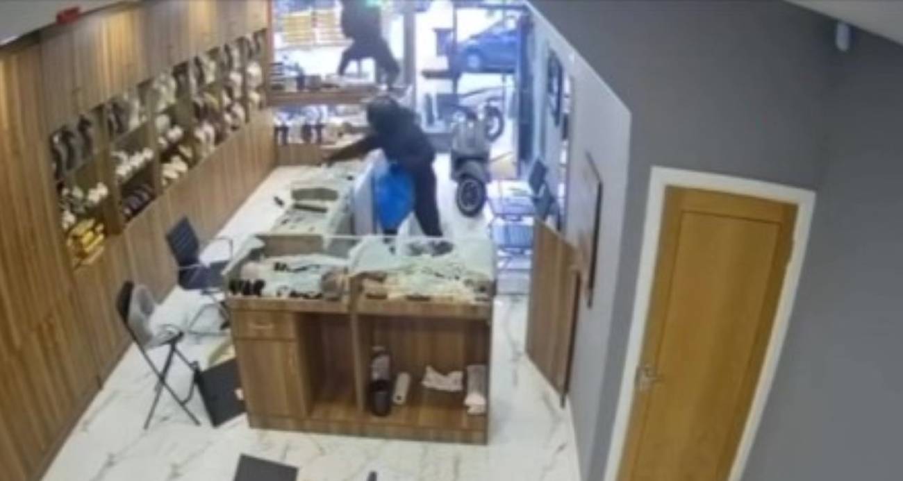 Londra&rsquo;da T&uuml;rk kuyumcu d&uuml;kkanı palalı hırsızlar tarafından soyuldu