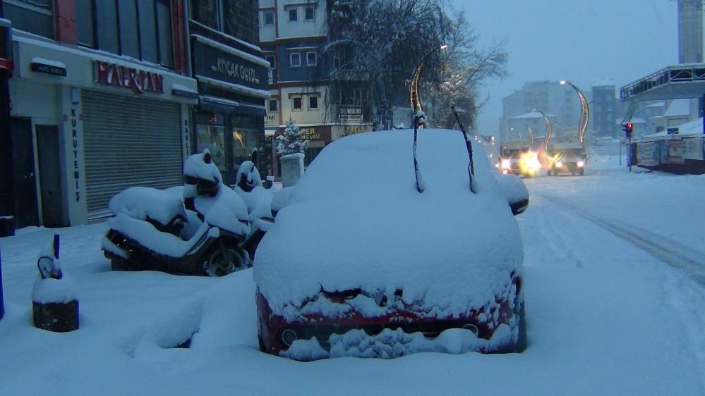 Kars’ta eğitime kar engeli: 40 santimetre kar yağdı!