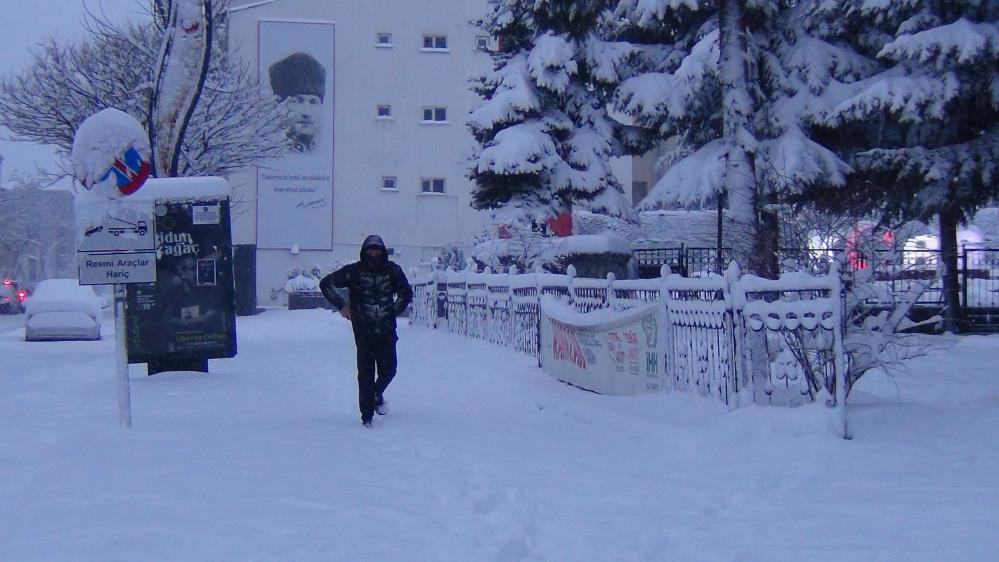 Kars’ta eğitime kar engeli: 40 santimetre kar yağdı!