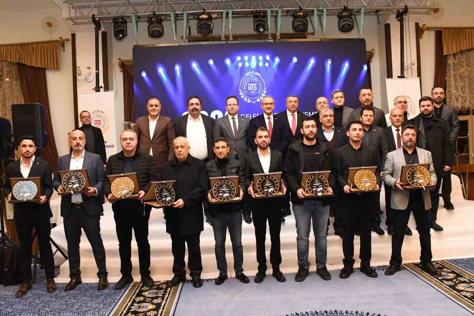 Kuru kayısı ihracatında ilk 10&rsquo;a giren firmalar &ouml;d&uuml;llendirildi
