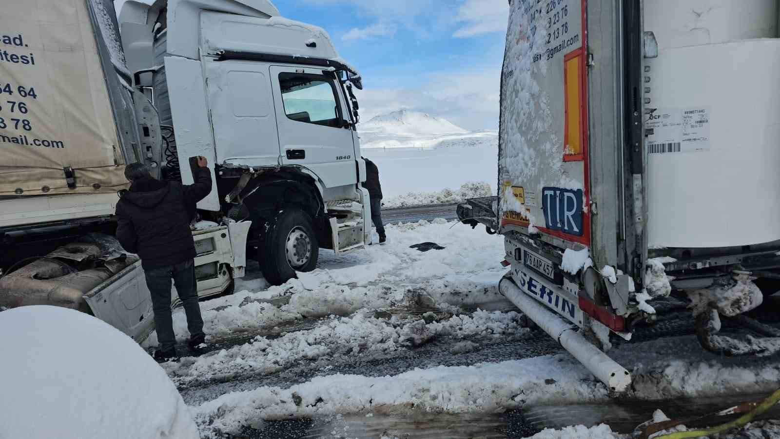 Adilcevaz&rsquo;da tırlar &ccedil;arpıştı
