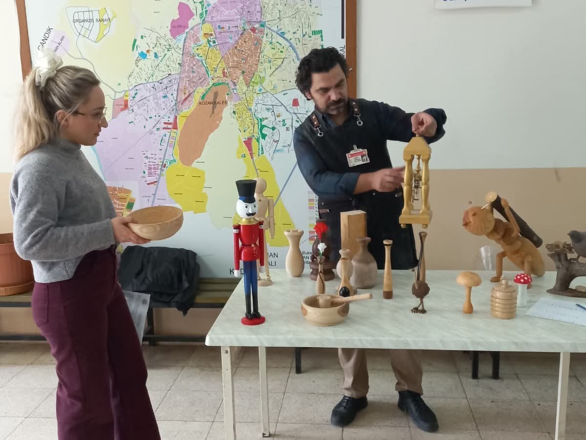 Kozan&rsquo;da &uuml;niversite &ouml;ğrencilerinin ahşap sanatı mesaisi
