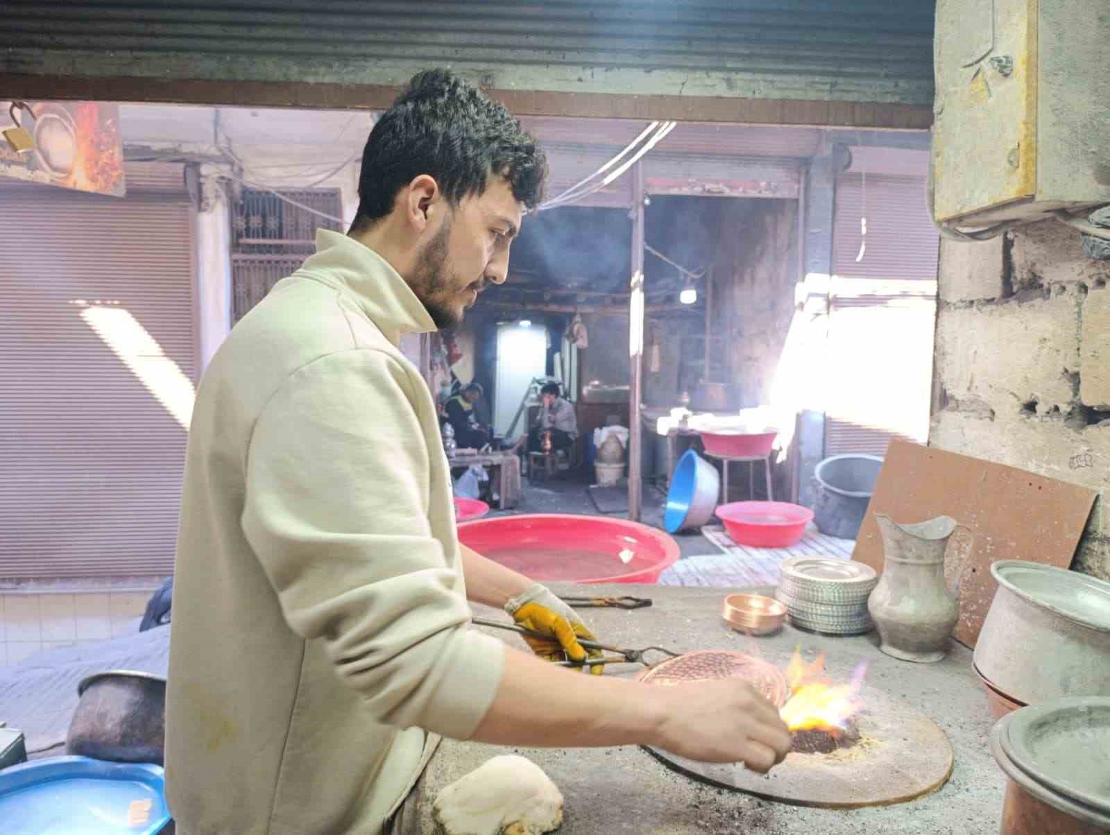 Ateş s&ouml;nmek &uuml;zere: Kalaycılık mesleği &ccedil;ıraksızlıktan yok oluyor
