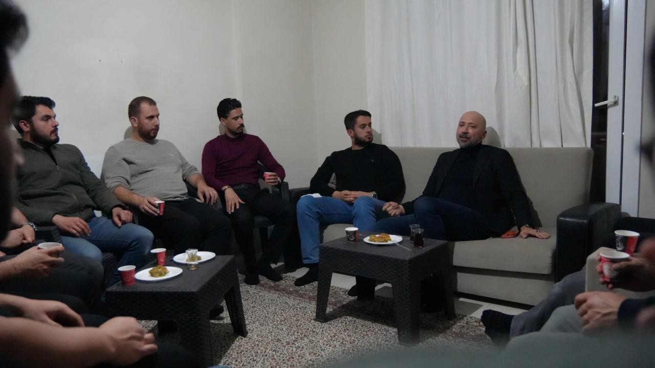 Başkan Arıkan sahurda gen&ccedil;lerle buluştu, kendi elleriyle menemen yaptı
