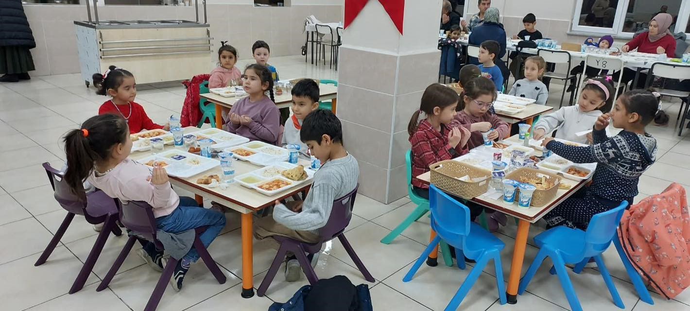 Dumlupınar Kaymakamı Teltik, minik &ouml;ğrencilerle iftar sofrasında buluştu
