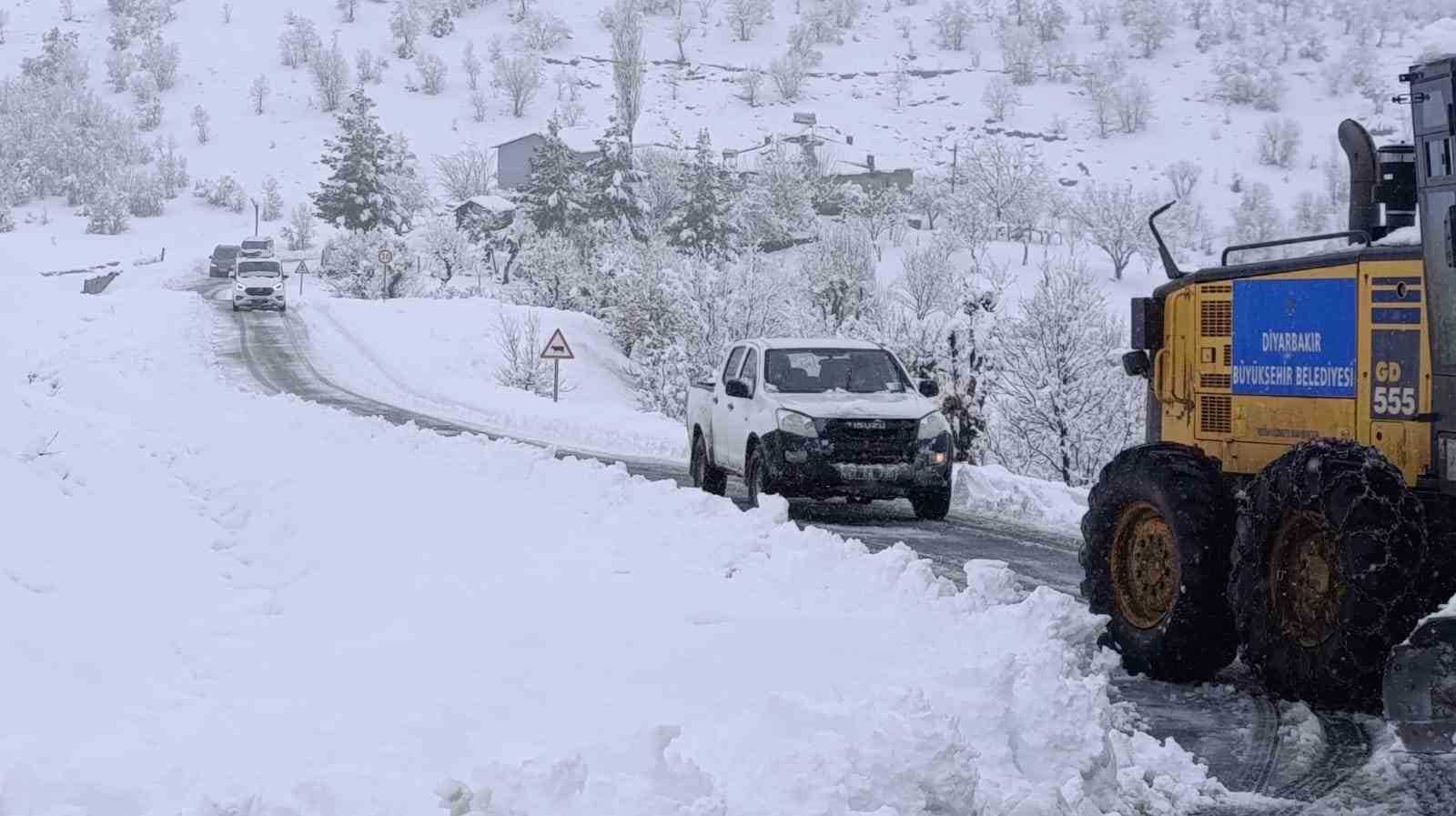 Kulp&rsquo;ta kar yağışı etkili oldu, il&ccedil;e beyaza b&uuml;r&uuml;nd&uuml;
