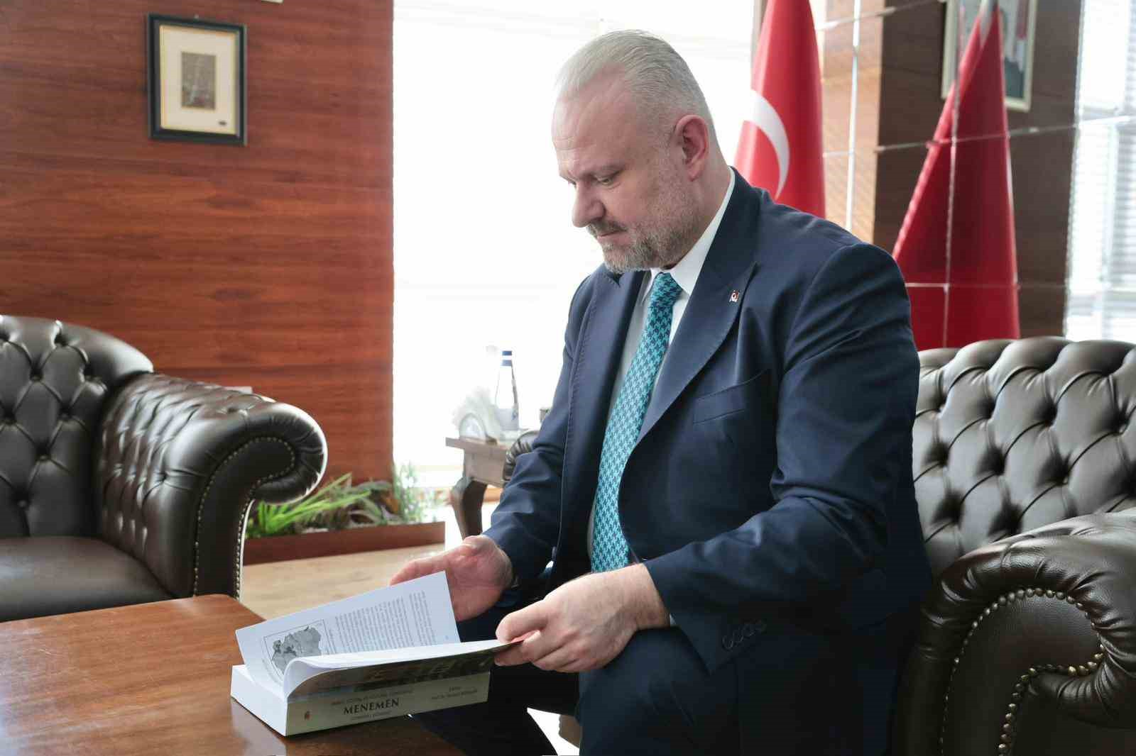 Menemen tarihi iki cilt kitap oldu