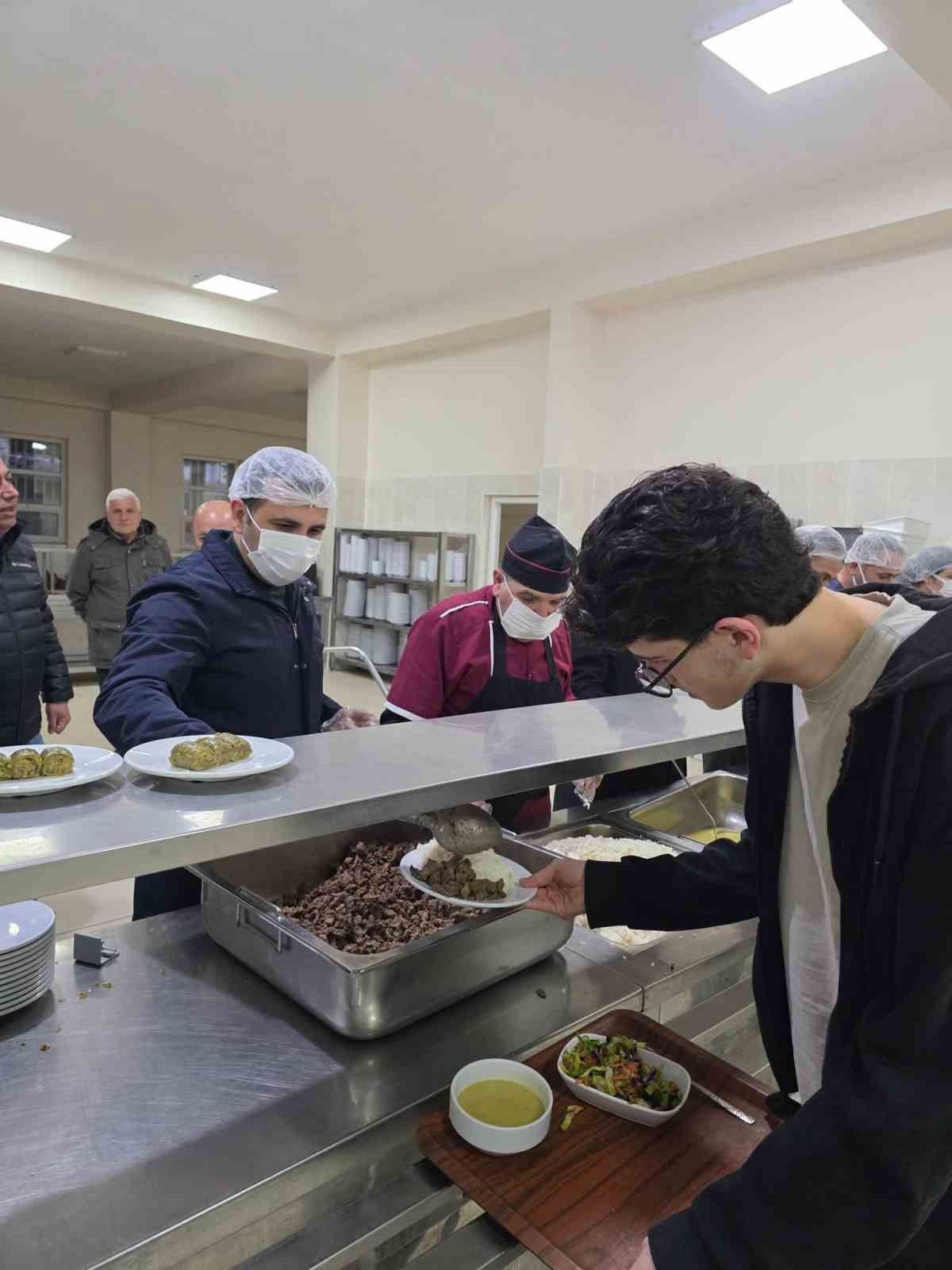 Kaymakam Algın, &ouml;ğrencilerle iftar programına katıldı
