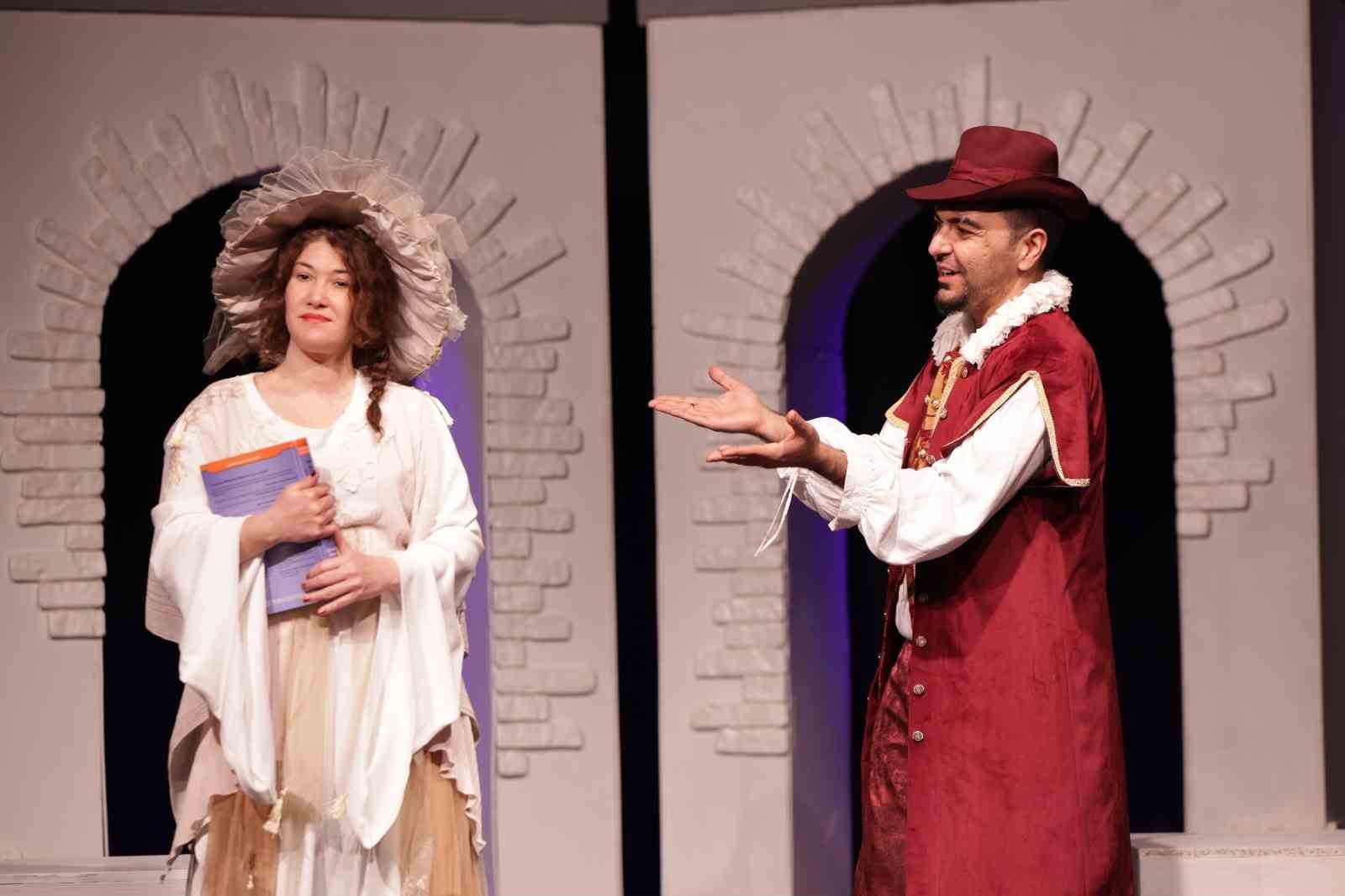 Merkezefendi Kent Tiyatrosu yeni oyunu &lsquo;Biz Aşık Değiliz&rsquo; ile sahnede
