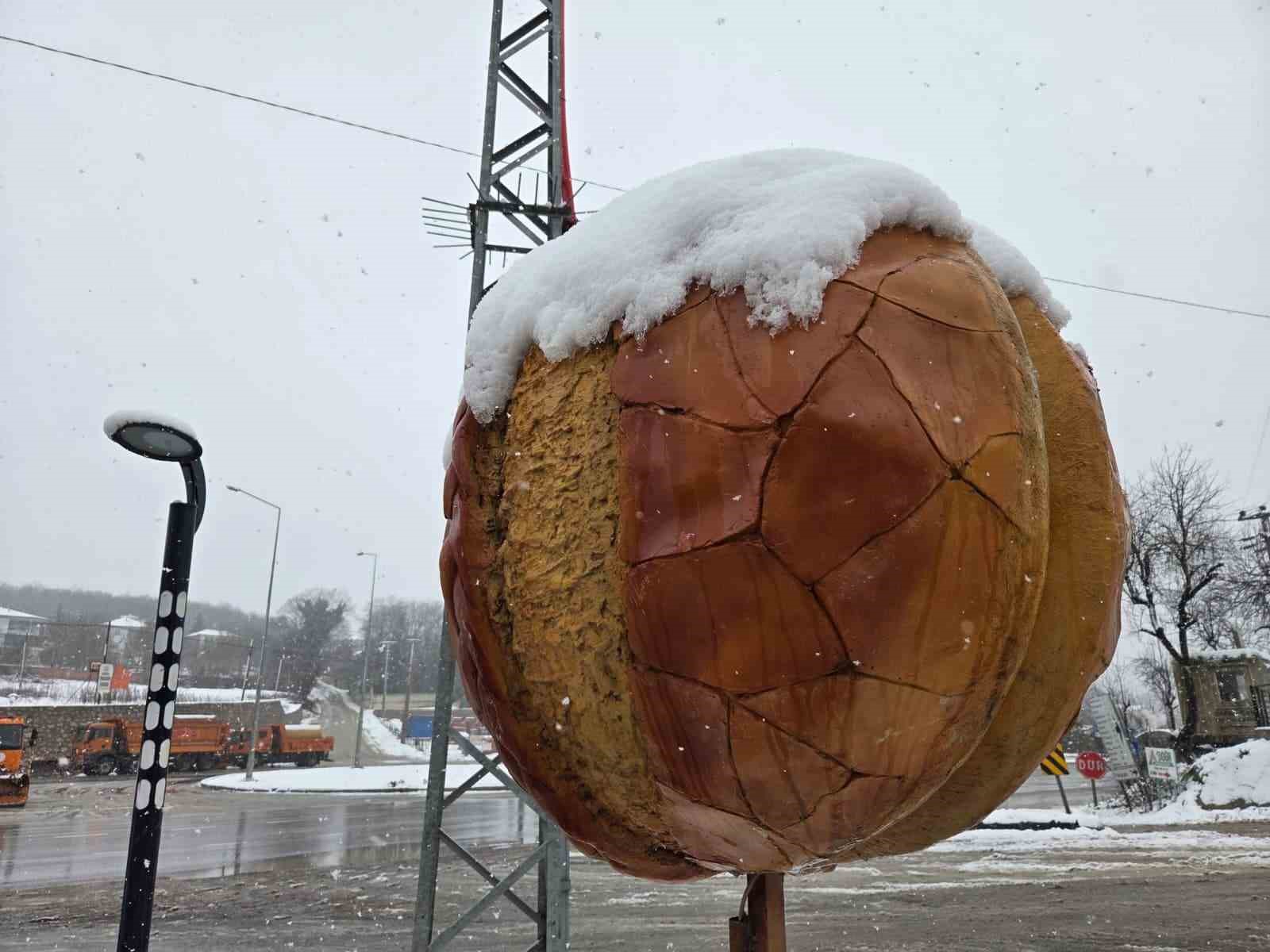 Samsun&rsquo;da y&uuml;ksek kesimler beyaza b&uuml;r&uuml;nd&uuml;
