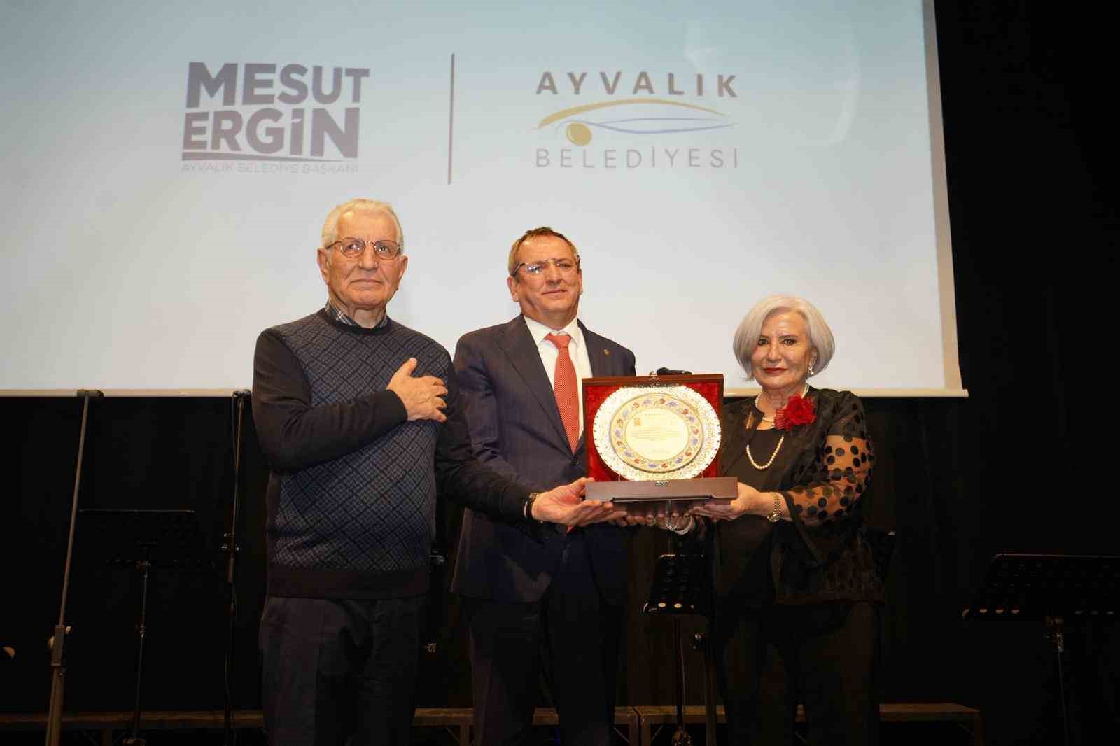 Ayvalık&rsquo;ta Rauf Denktaş K&uuml;lt&uuml;r Merkezi perdelerini a&ccedil;tı
