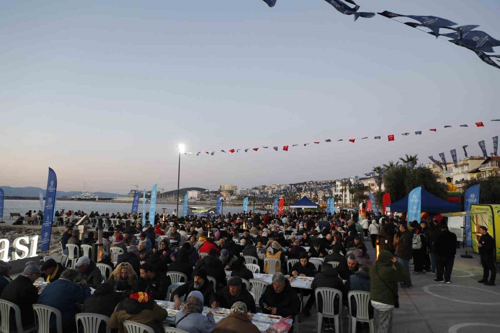 Kuşadası’nda Aydın Büyükşehir Belediyesi’nin İftar Programı’na vatandaşlardan yoğun ilgi