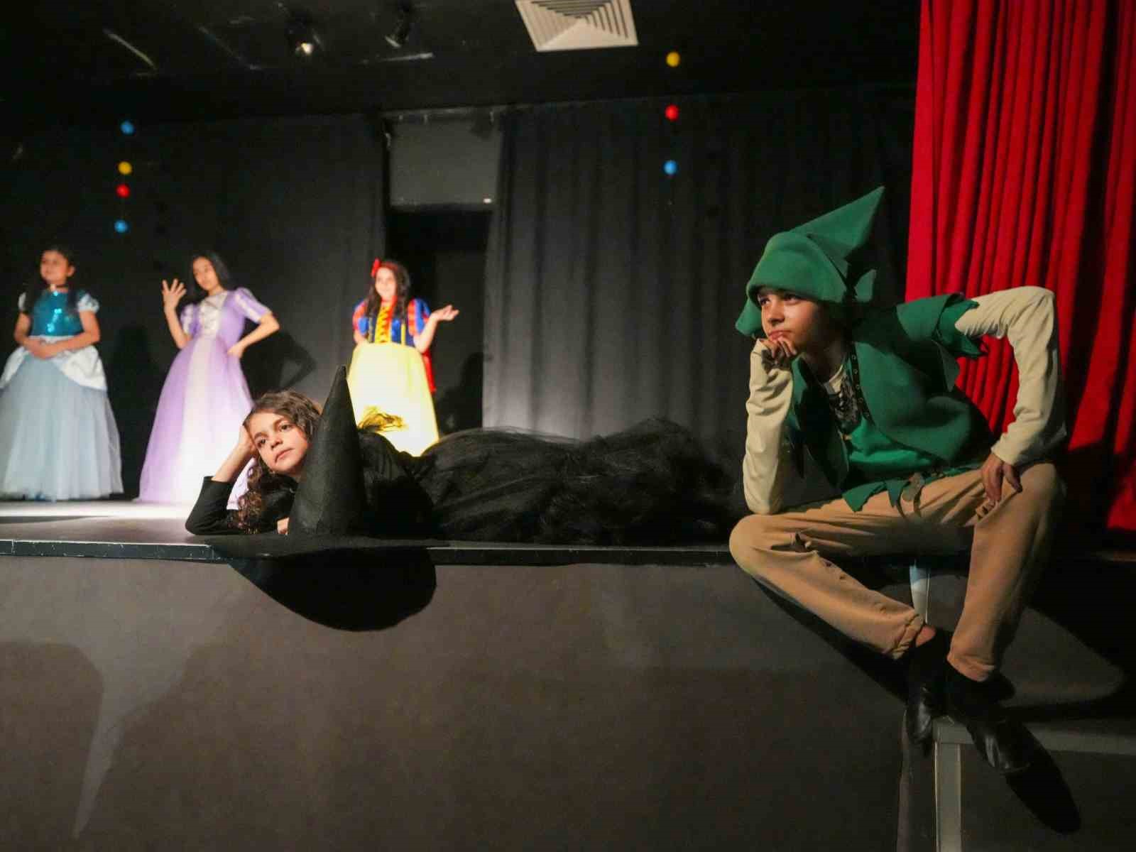 Tarsus’ta çocuklardan anlamlı tiyatro gösterisi