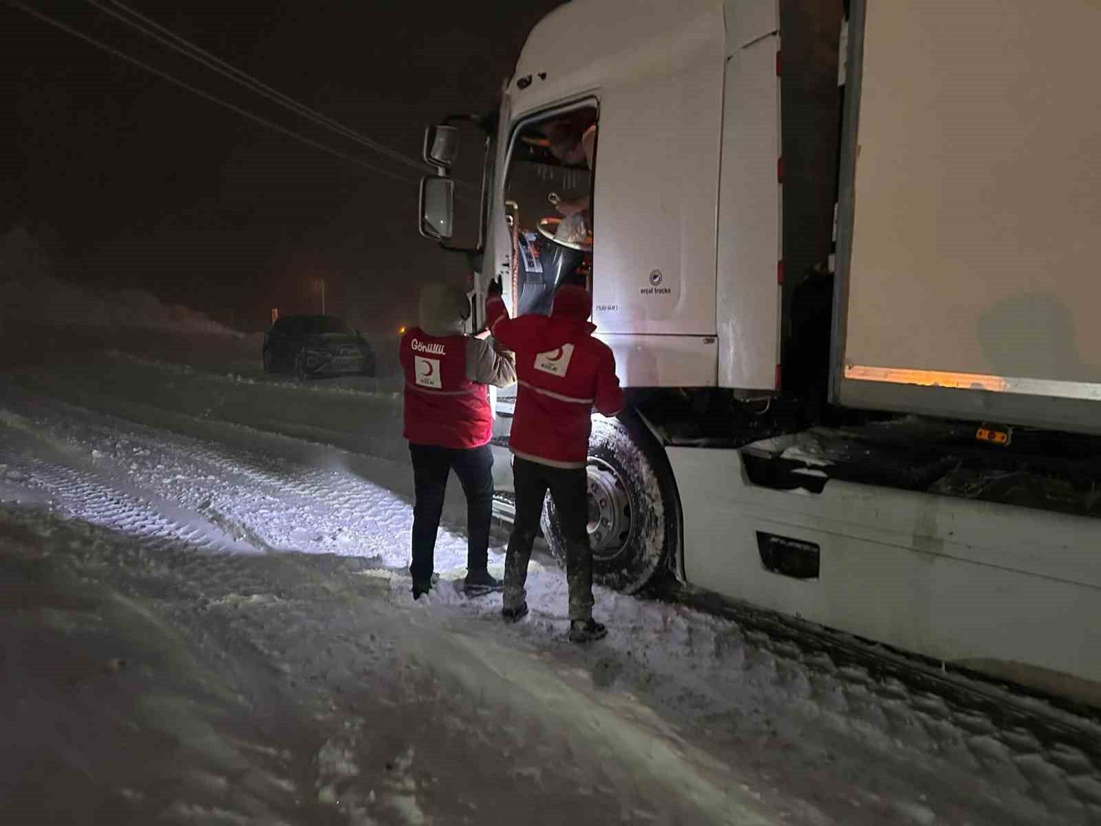 Tokat&rsquo;ta kar yağışı ulaşımı aksattı
