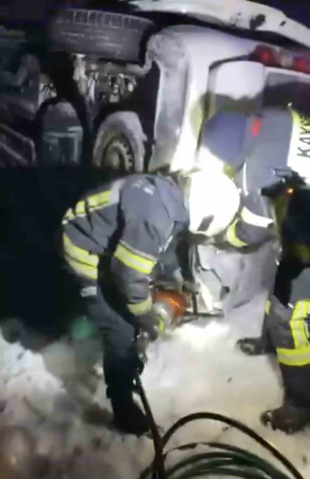 Kayseri&rsquo;de hafif ticari ara&ccedil; şarampole yuvarlandı: 4 yaralı
