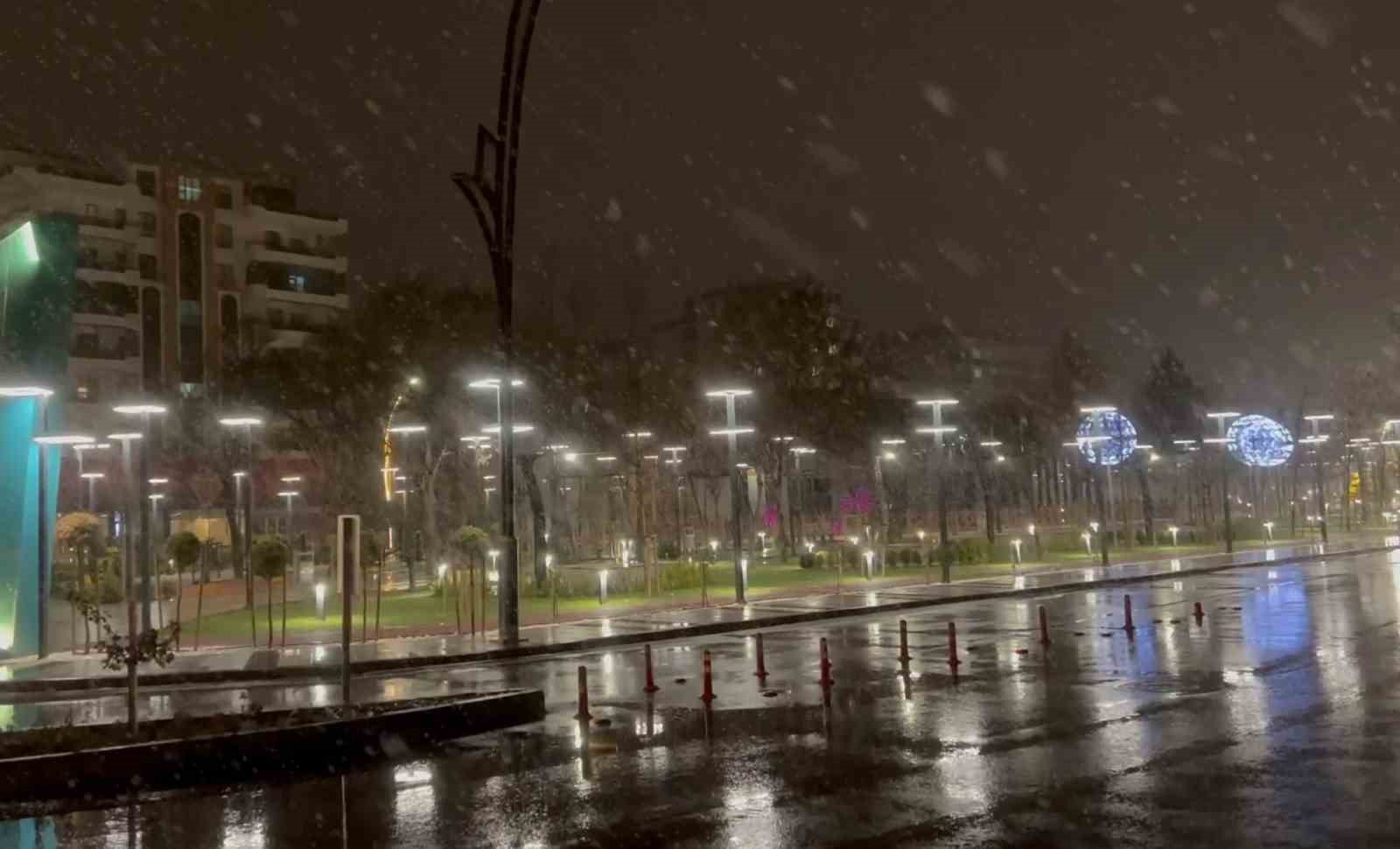 Aksaray merkez ve il&ccedil;elerde kar yağışı etkili oluyor
