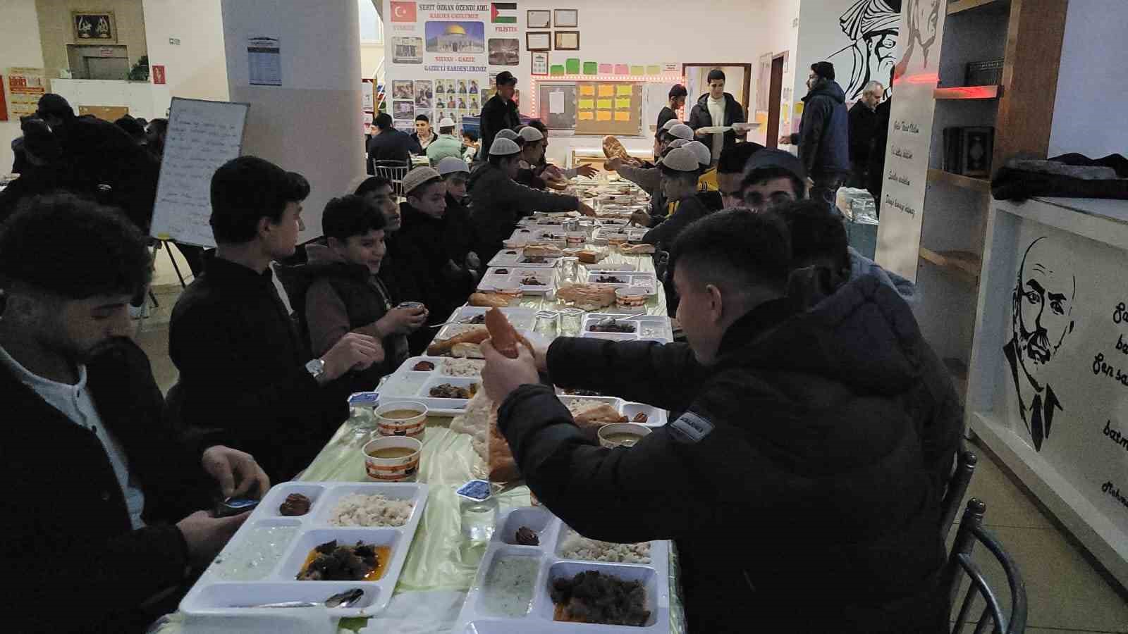 Şehit &Ouml;zkan &Ouml;zendi Anadolu İmam Hatip Lisesi&rsquo;nden a&ccedil;ık &ouml;ğretim &ouml;ğrencilerine iftar
