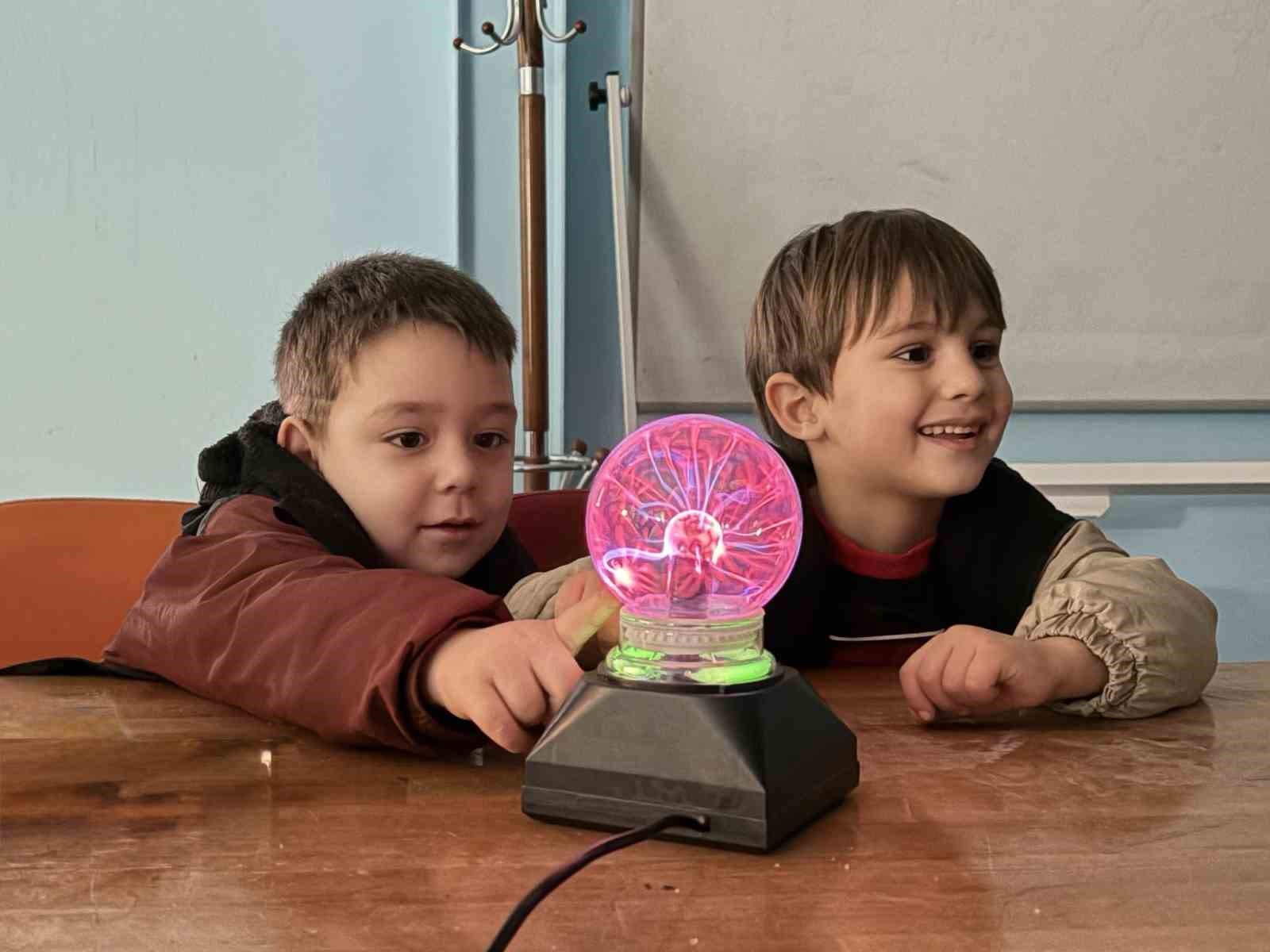 Minikler &rsquo;Tesla Bobini&rsquo; ile bilimin izini s&uuml;rd&uuml;
