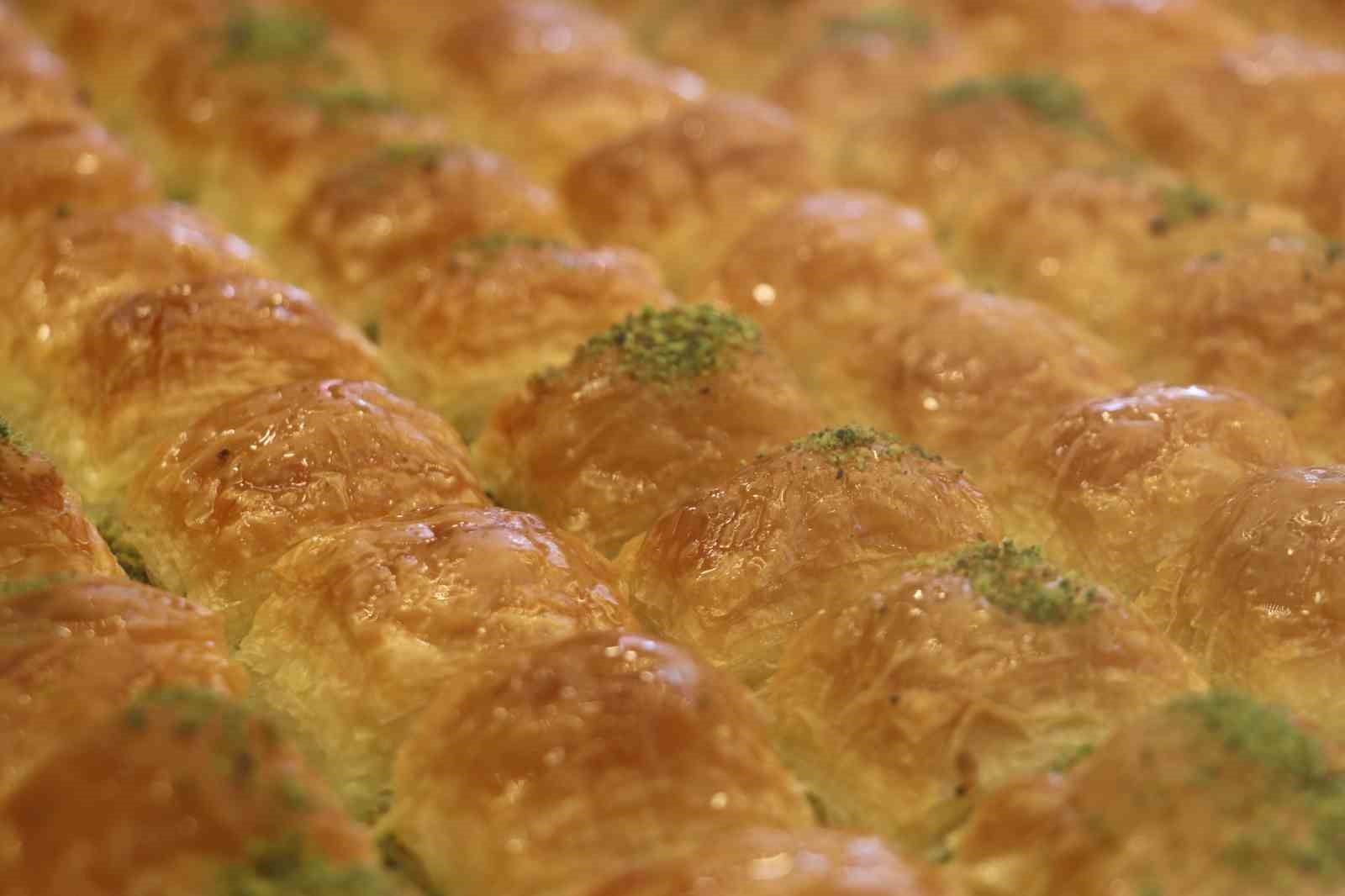 Gaziantepli usta, sahte ile ger&ccedil;ek baklavayı ayırt etmenin yollarını anlattı
