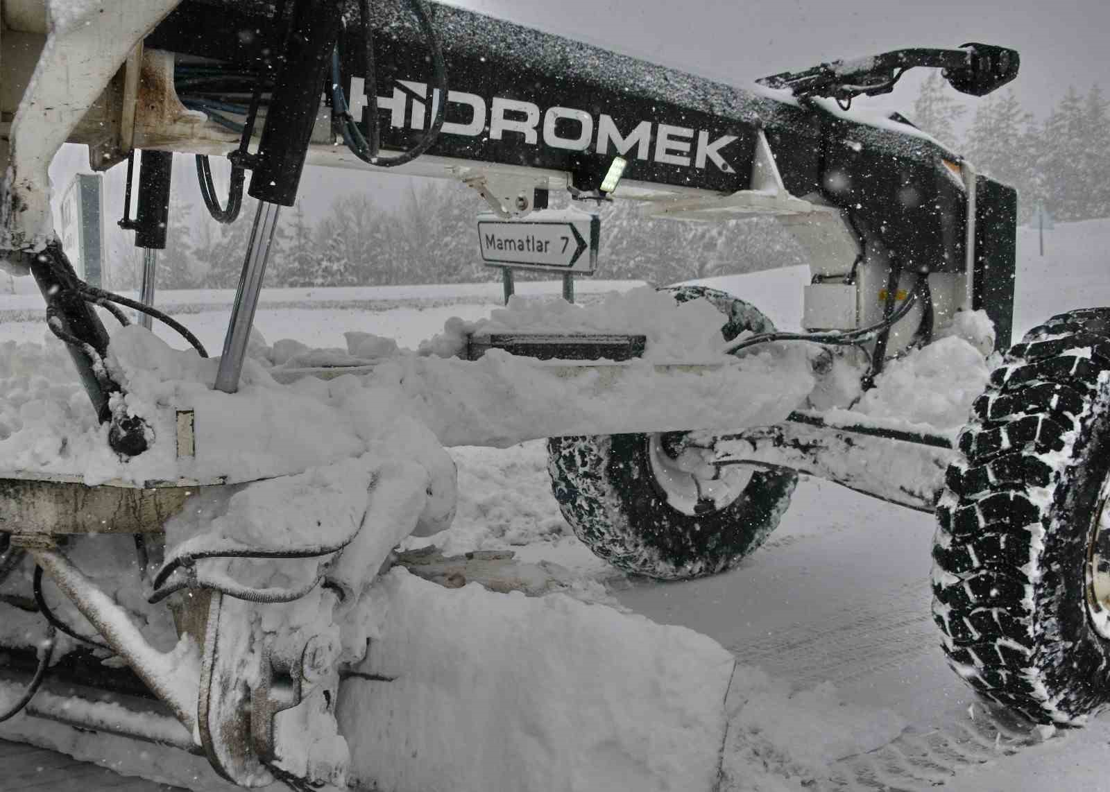 Kastamonu’da köy yollarında karla mücadelesi yeniden başladı