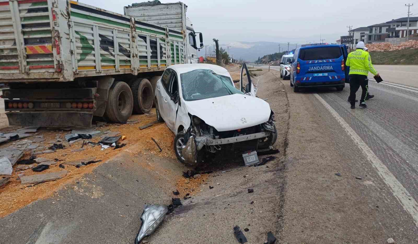 Bilecik&rsquo;te direksiyon hakimiyetini kaybeden otomobil park halindeki tıra &ccedil;arptı
