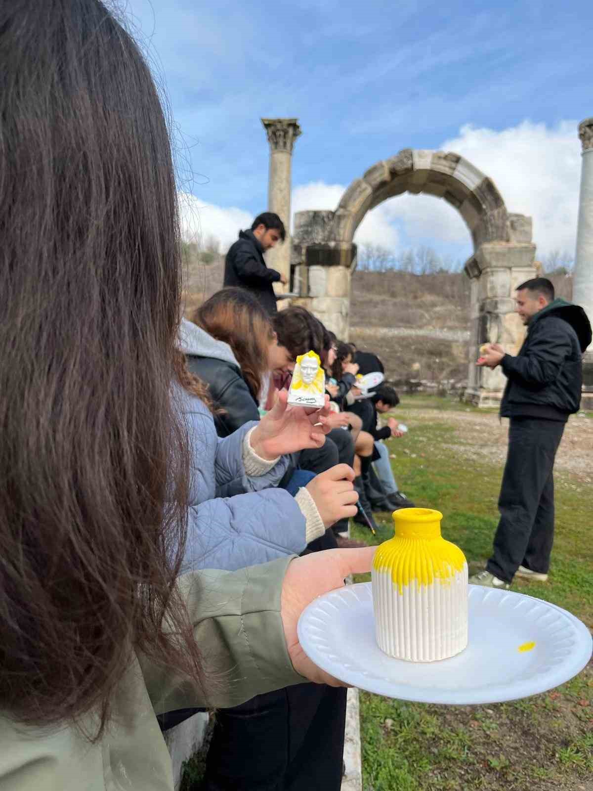 Gen&ccedil; eller ge&ccedil;mişin izlerini seramik ile şekillendirdi
