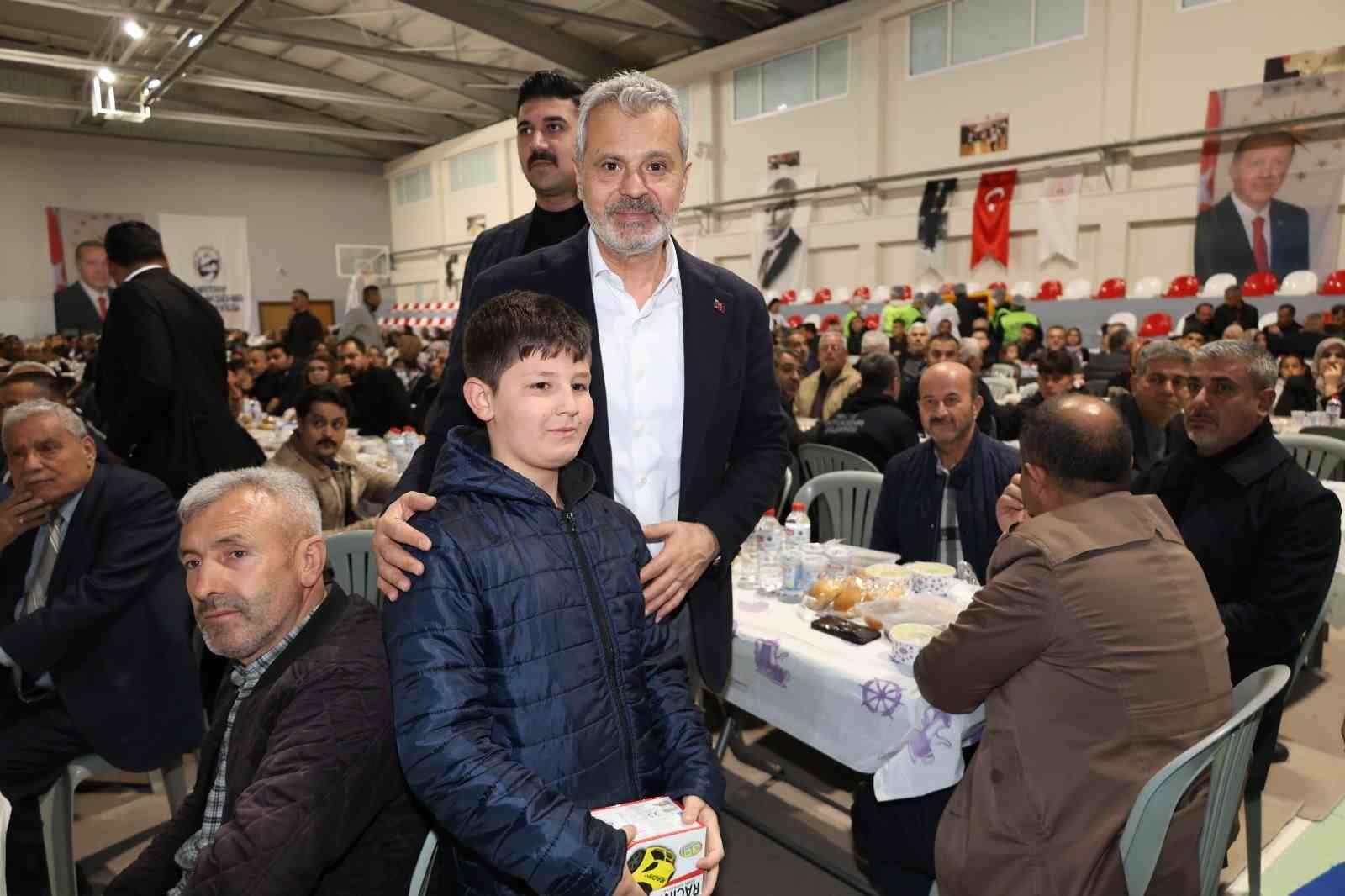 Başkan &Ouml;nt&uuml;rk&rsquo;ten, CHP lideri &Ouml;zel&rsquo;e kaldırım taşı ve &ccedil;&ouml;p konteyneri g&ouml;ndermesi
