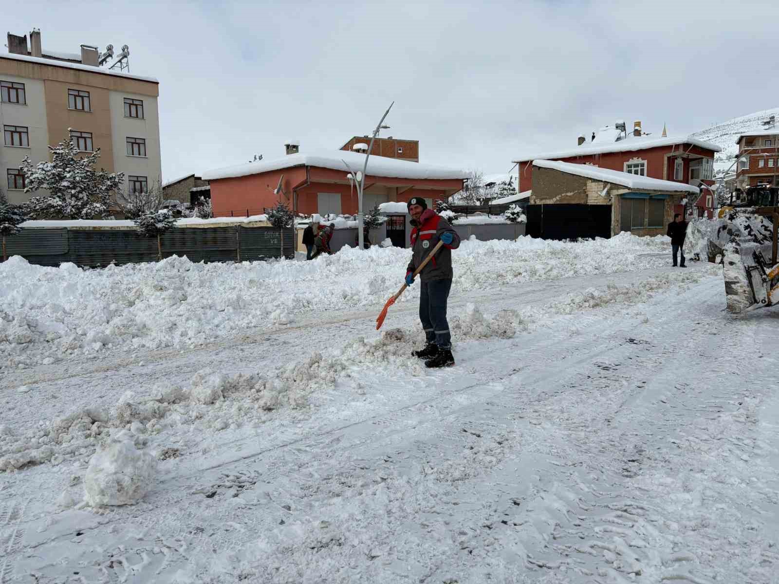 Bayburt’un ilçe ve beldelerinde kar mesaisi devam ediyor