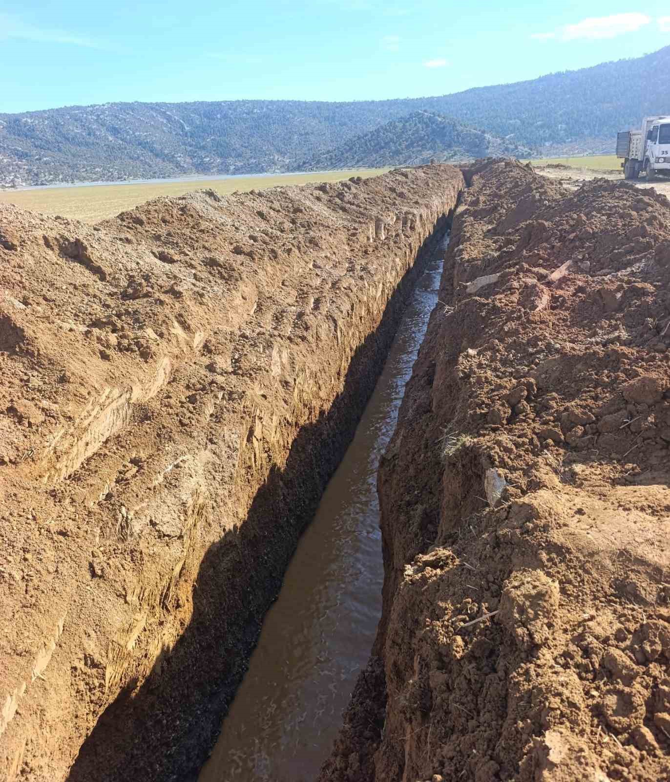 G&ouml;le d&ouml;nen Kuru Ova&rsquo;daki sular Beyşehir G&ouml;l&uuml;&rsquo;ne aktarılıyor
