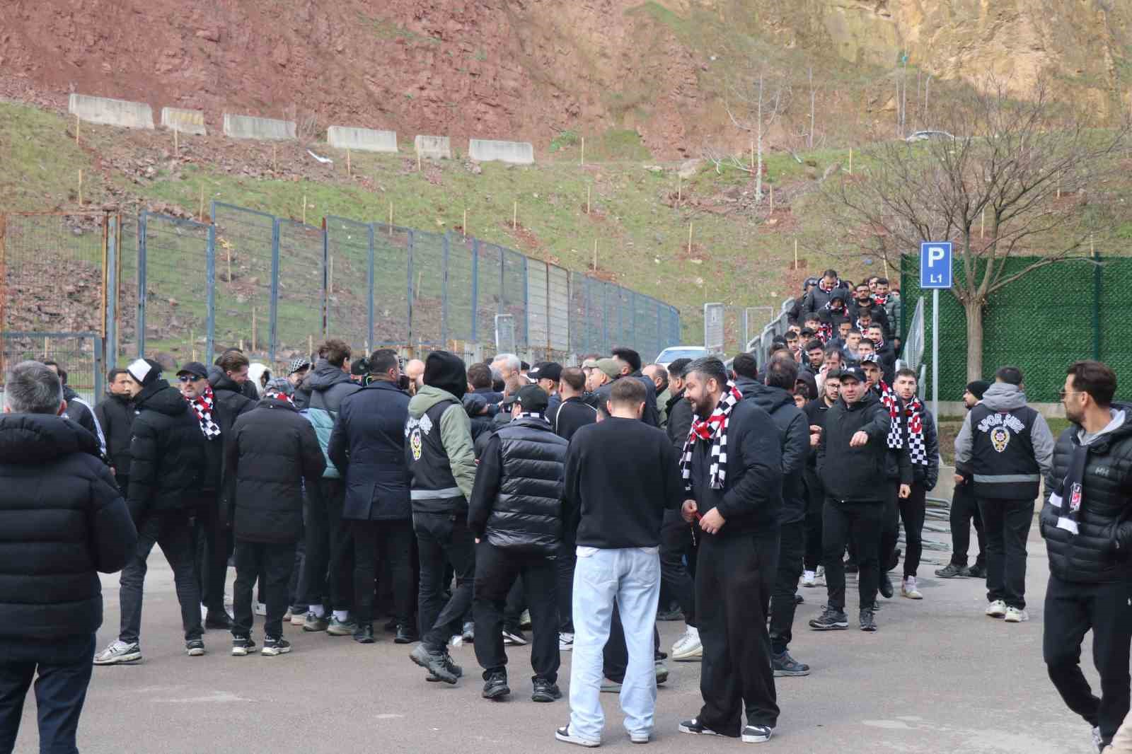 Serdar Adalı taraftarla birlikte ma&ccedil;a geldi
