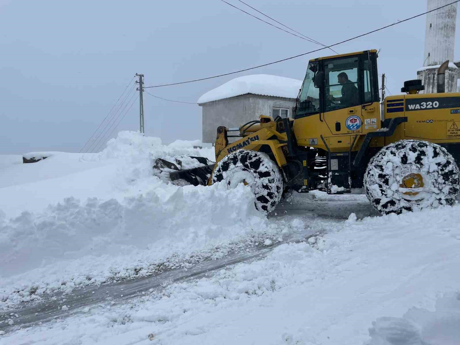 Trabzon’da karla mücadele sürüyor
