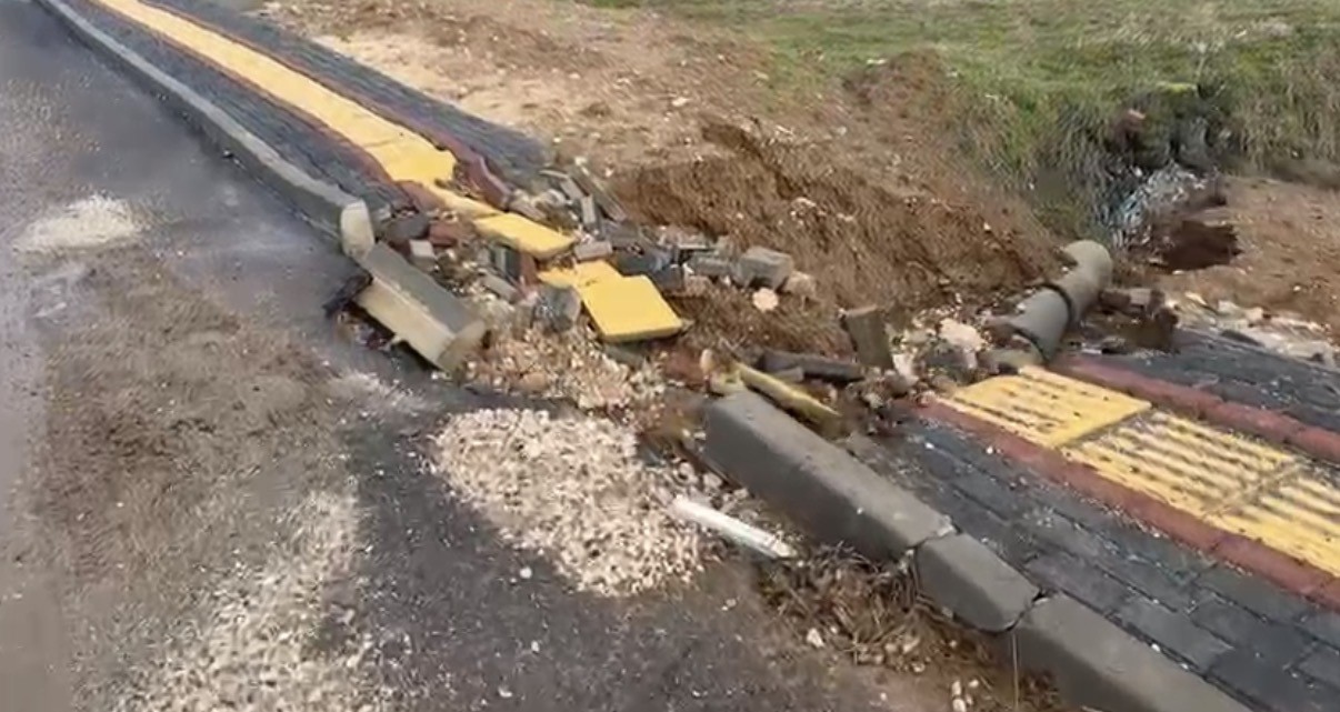 Silvan’da yağışlar nedeniyle yol ve kaldırım çöktü