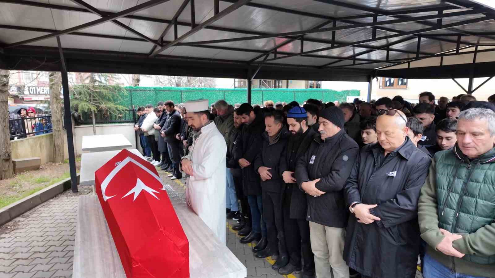 6 aylık yaşam mücadelesini kaybeden oyuncu İbrahim Yıldız son yolculuğuna uğurlandı